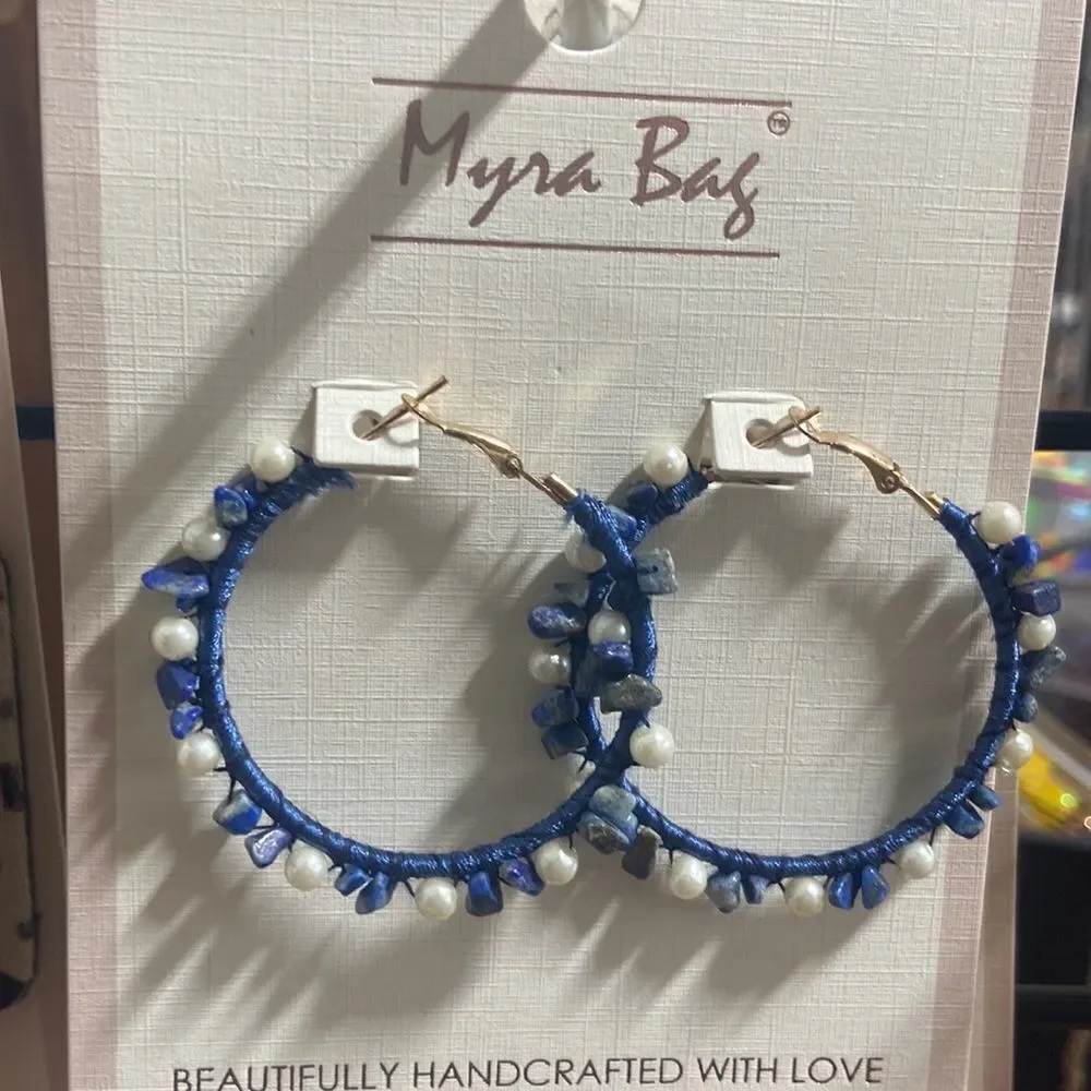 Elusory blue and white earrings‎